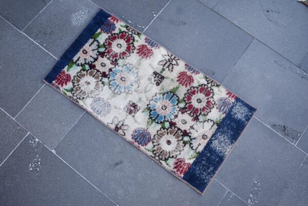 1.3 ft. x 2.6 ft. Vintage Turkish Rug TR00597 Image 2