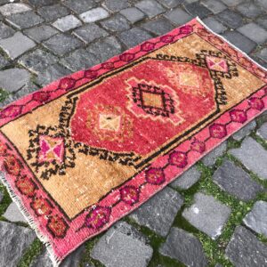 1.4 ft. x 2.8 ft. Vintage Turkish Rug TR20027 Image 1