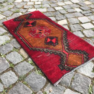 1.4 ft. x 2.8 ft. Vintage Turkish Rug TR21927 Image 1
