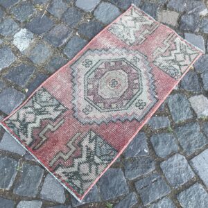 1.4 ft. x 2.7 ft. Vintage Turkish Rug TR22047 Image 1