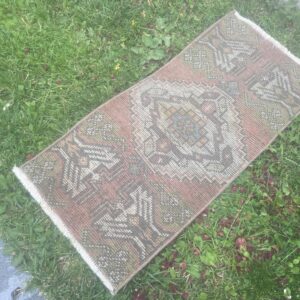 1.3 ft. x 2.9 ft. Vintage Turkish Rug TR25397 Image 1