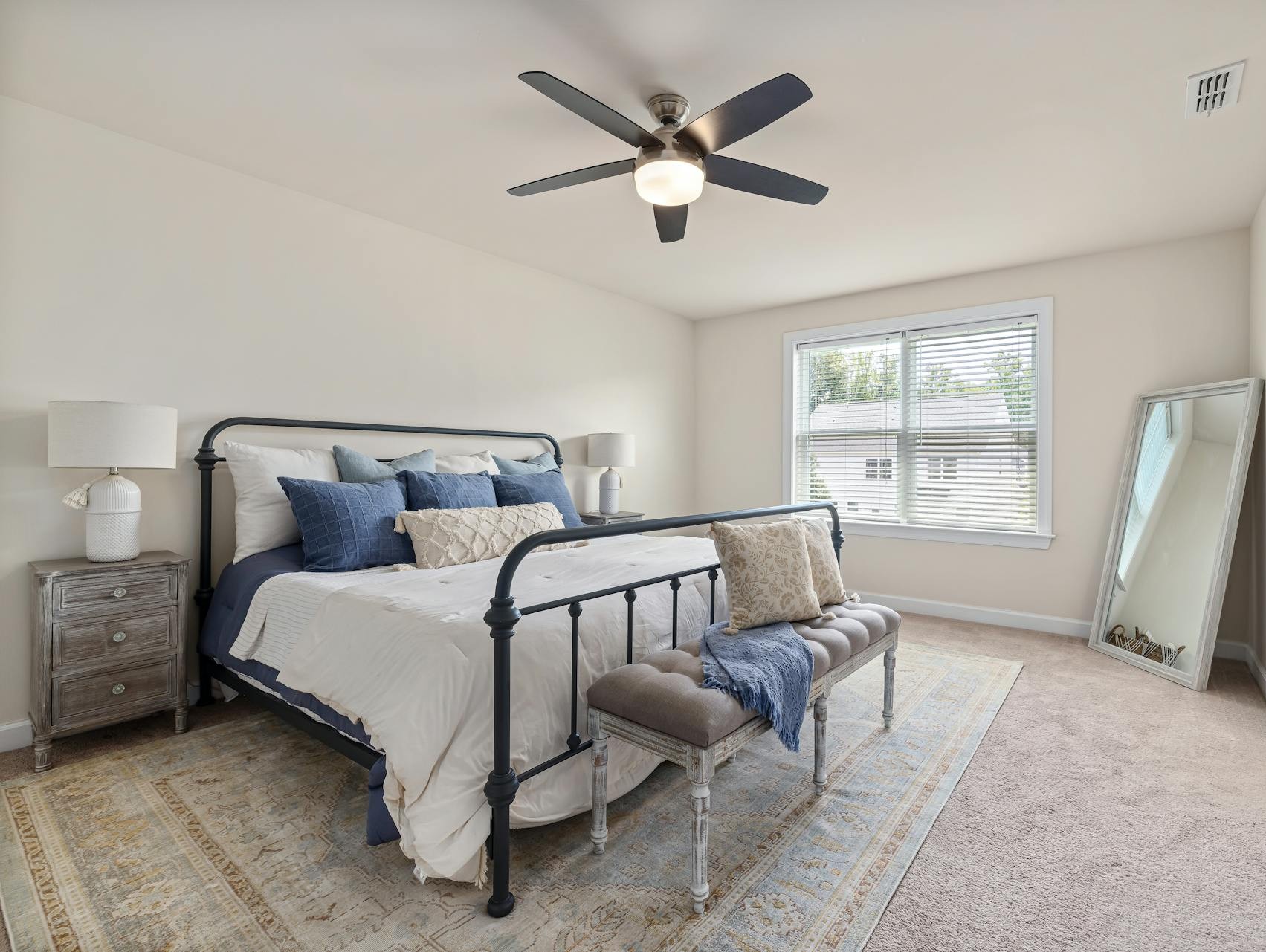 what size rug for queen bed is best